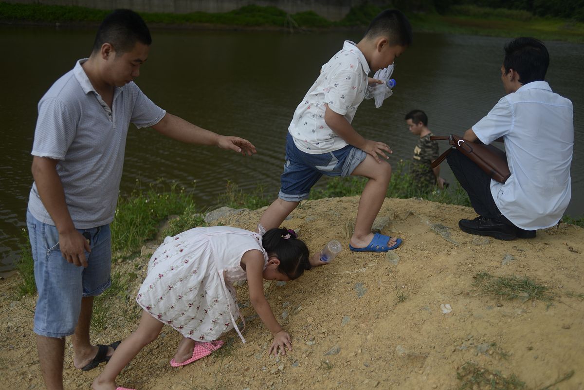 女朋友和妈妈落水怎么办？紧急救援指南