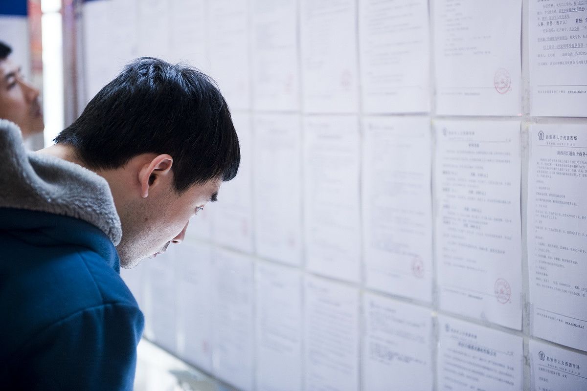 目前工作不包吃不包住月工资收入5000离男朋友比较远要不要离职明年再开始找工作