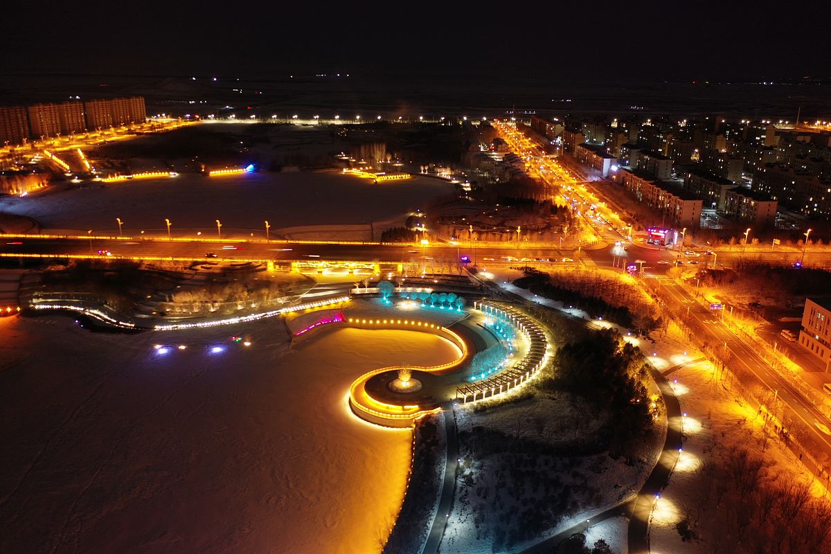 2021年2月26日,是元宵佳节,当晚,新疆博乐市主要街道上彩灯绽放,绚丽