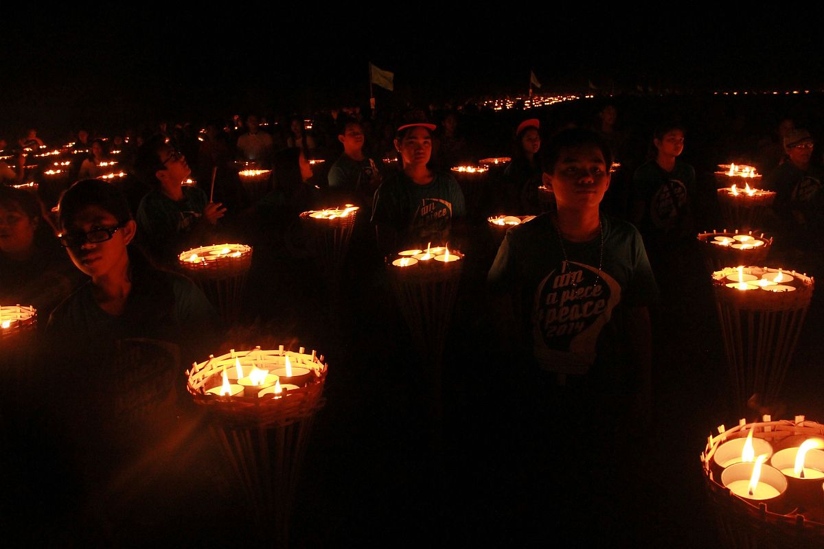 当地时间2014年4月14日,菲律宾怡朗,数百名民众持蜡烛组成菲律宾地图
