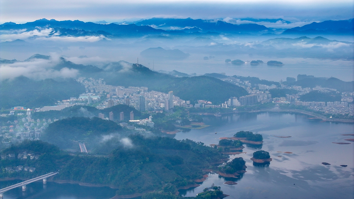 2026年4月9日,杭州千岛湖镇迎来雨后初霁的美景.