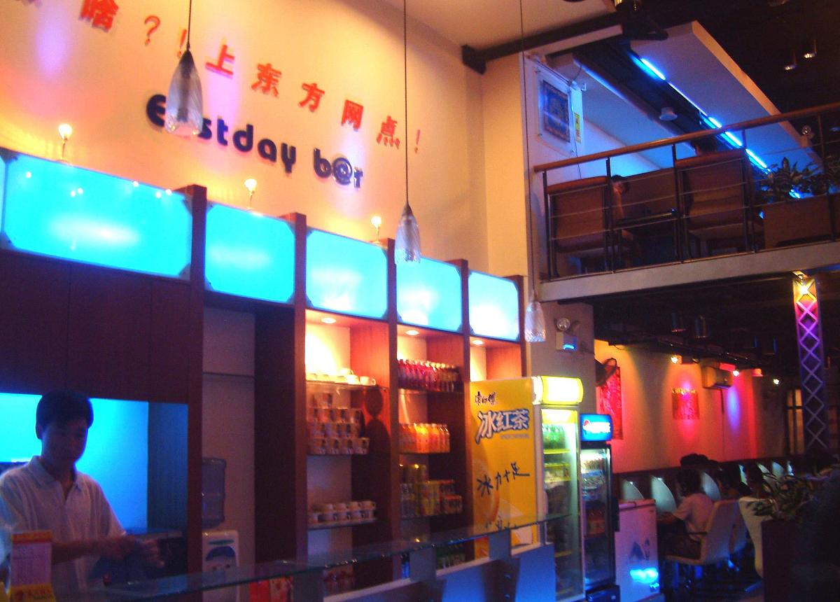 对世友网咖大源店顾客的好评进行回复 要求字数100字以上 要求用七言律诗开头 要求文笔通顺优美 不少于10段回复