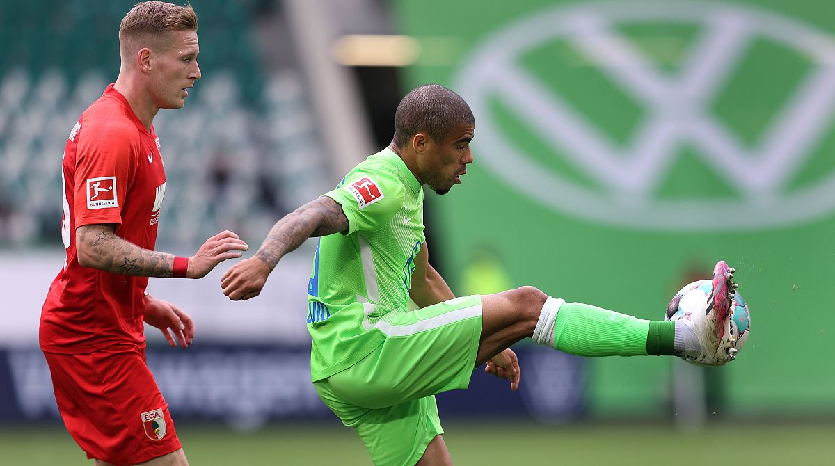 wolfsburg's brazilian defender paulo otavio (r) and augsburg's g