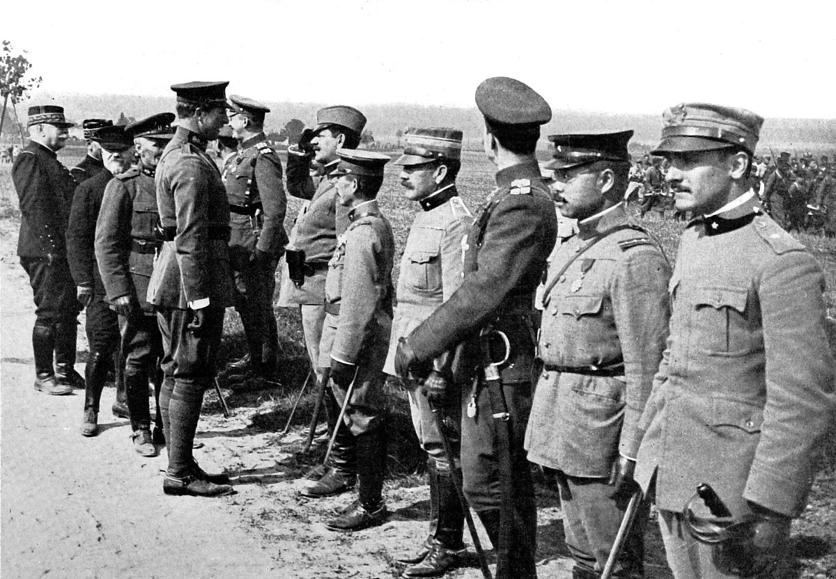 按照以下内容重新写一篇故事传记风格为金庸写法的幽默风趣内容中包含对话、人物的心理描写加上一个反转的题目题目为七言绝句形式在解放战争中王近山和杜义德分别担任六纵司令员和政委。早在红军时期二人就认识而且是打出来的交情。那时杜义德任骑兵纵队司令员王近山任师长。在一次战斗中王近山的部队缴获一批战马。在一次行军过程中这些战马受了惊吓怎么也不肯过浮桥。担任部队殿后任务的杜义德二话不说就毙了两匹马。这下可捅了马