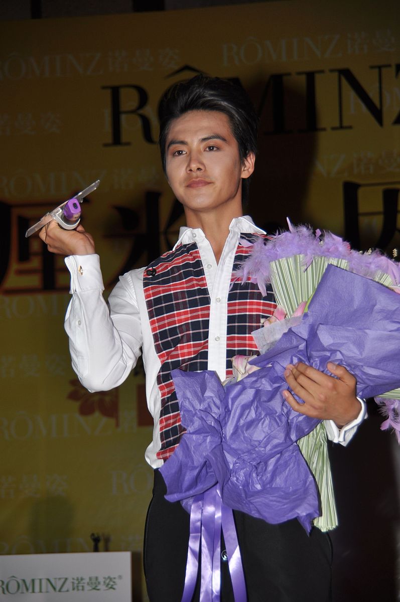 关于化妆品公司与偶像后援会合作进行商品贩卖的项目与战略的协调分析