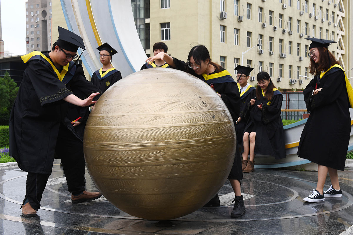 近日中央电视台《讲述》栏目对我院紫丁香学生微纳卫星团队进行了深入采访根据团队故事制作了一期的专题节目《卫星少年》。这个团队五脏俱全累计吸纳了100多名哈工大学子凝聚了航空宇航、力学、计算机等8个学科的本科生、硕士和博士研究生是一支学科交叉研制队伍。——————团队以哈工大卫星技术研究所为依托2015年9月20日成功研制和发射了全国首个由大学生自主设计、研制、管控的微纳卫星紫丁香二号被称赞为一支把梦