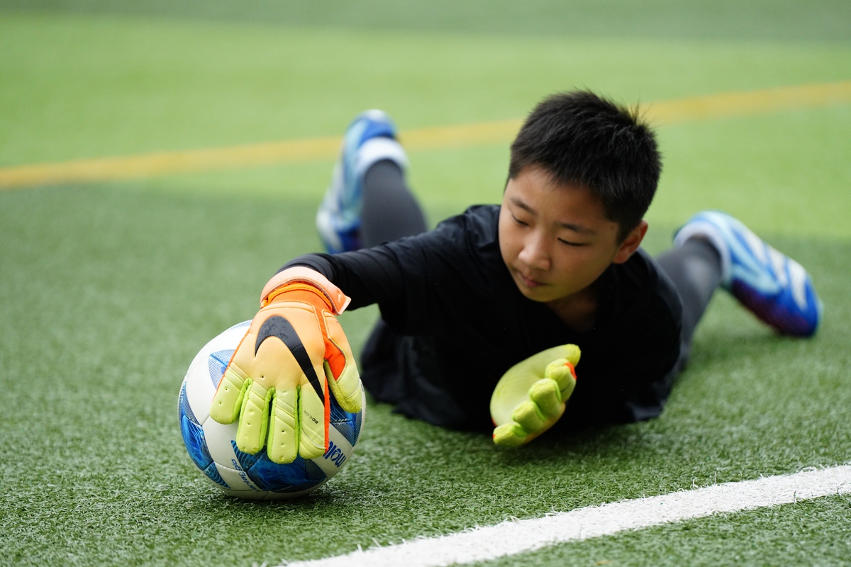 足球怎么练习颠球
