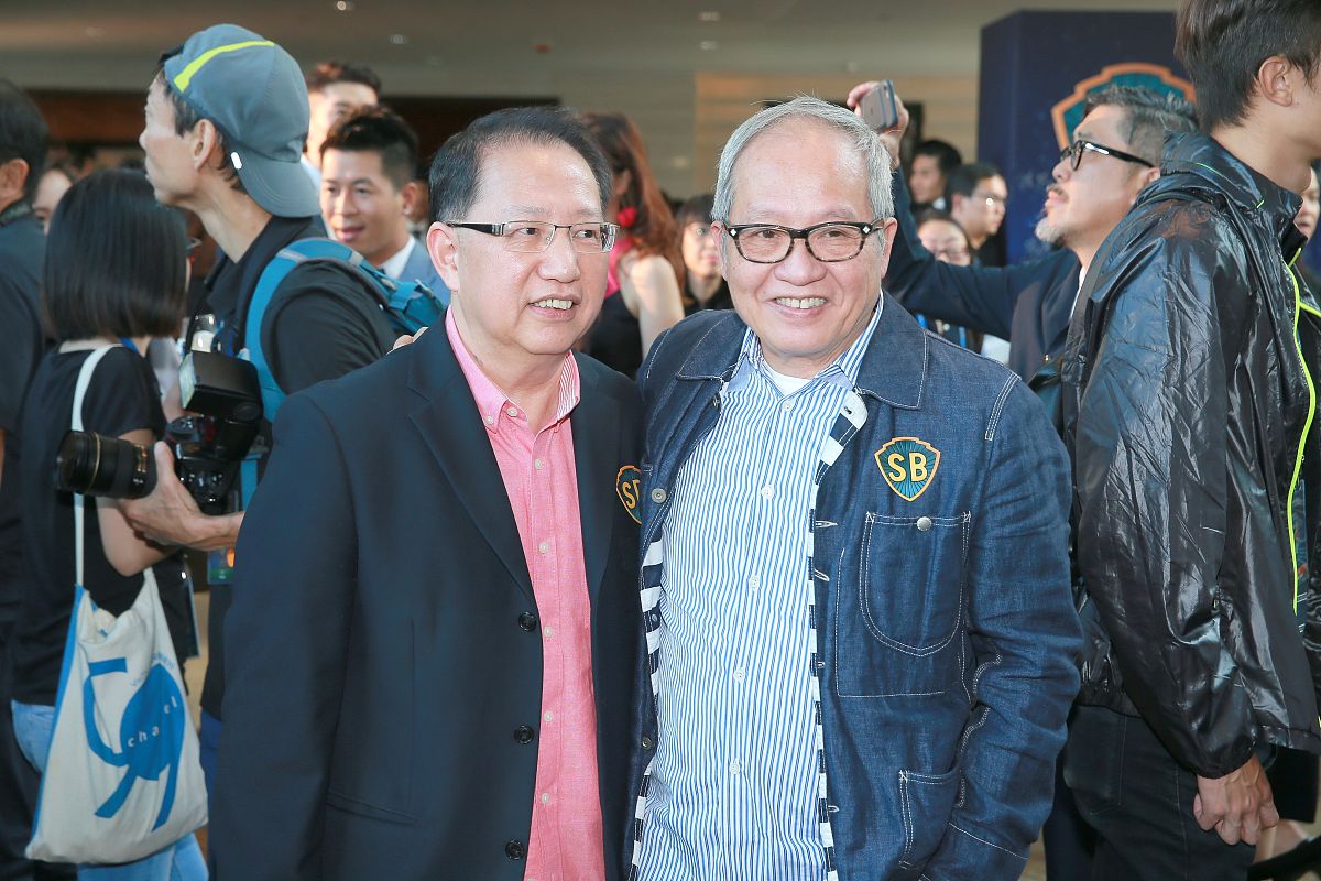 张忠谋将半导体行业分为设计、制造和品牌 只做代工而不做设计 写一段200字左右的开头