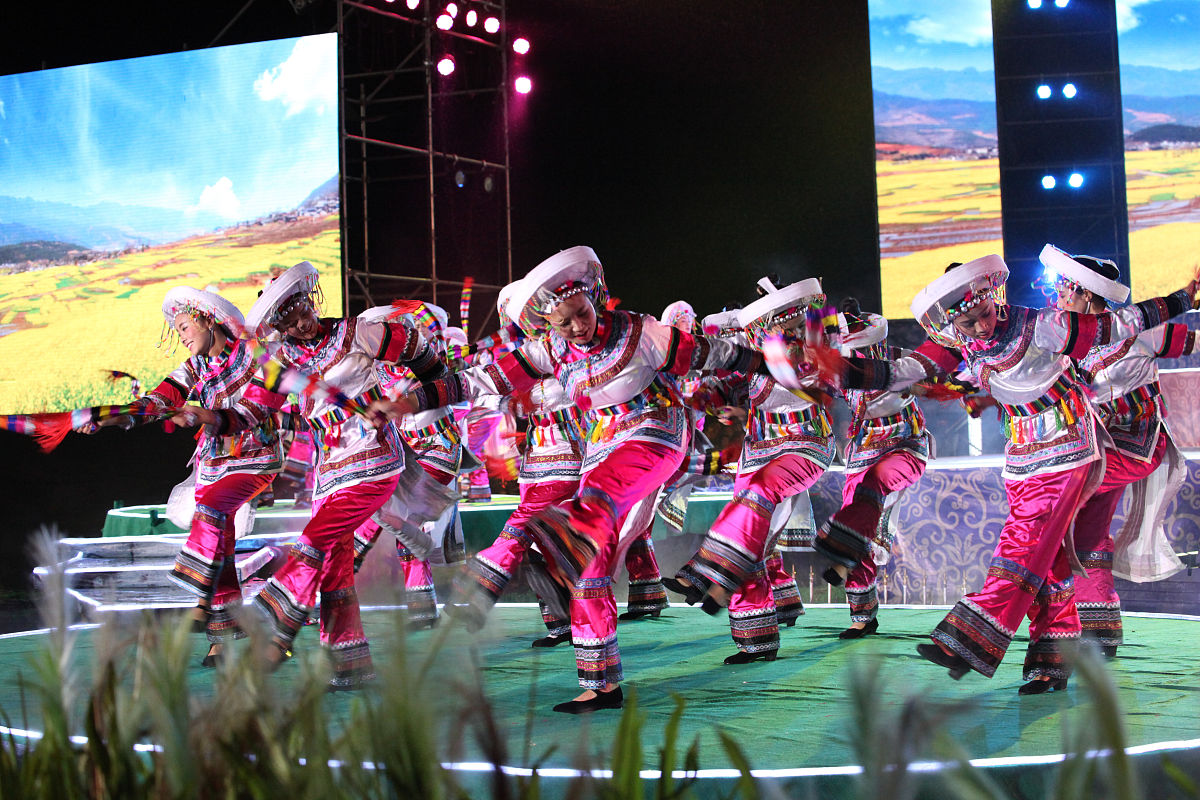 2015年09月15日,四川凉山举办首届文昌文化旅游节,万人冒雨观看开幕晚