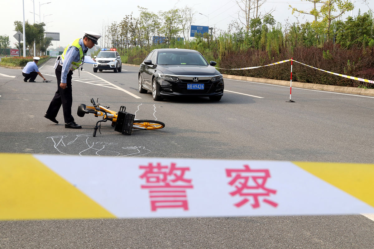 后方行人检测设备项目背景：降低开门事故，提升交通安全