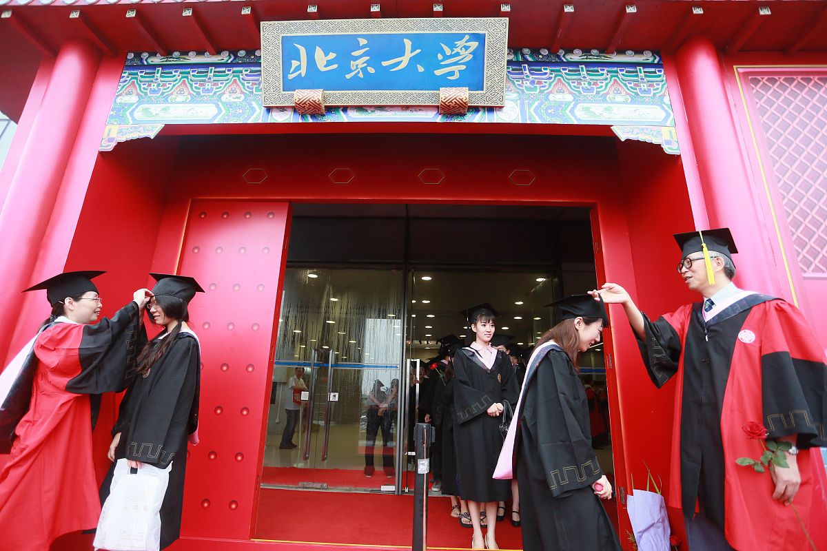 请基于我给出的个人背景我在北京大学光华管理学院接触了很多各行各业不同专业的优秀学子也遇到了志同道合的创业伙伴并收获了许多学业和行业上的经验。在北大光华中我认识了一位优秀的学长并在他的帮助下我将我的项目提交给了奇绩创投。但目前我仍然需要更多的时间完成我的创业项目并提交给奇绩创投。所以这也是我为什么要申请延期若能在北大光华开启第二段学期学习这将对我的创业项目有着巨大的帮助。同时我也希望通过第二学期的学