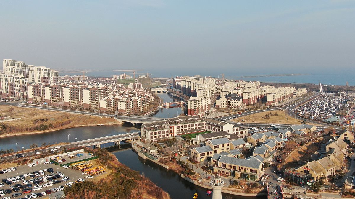 2022年2月3日,山东省日照市,距海最近的旅游小镇--东夷小镇成了市民和