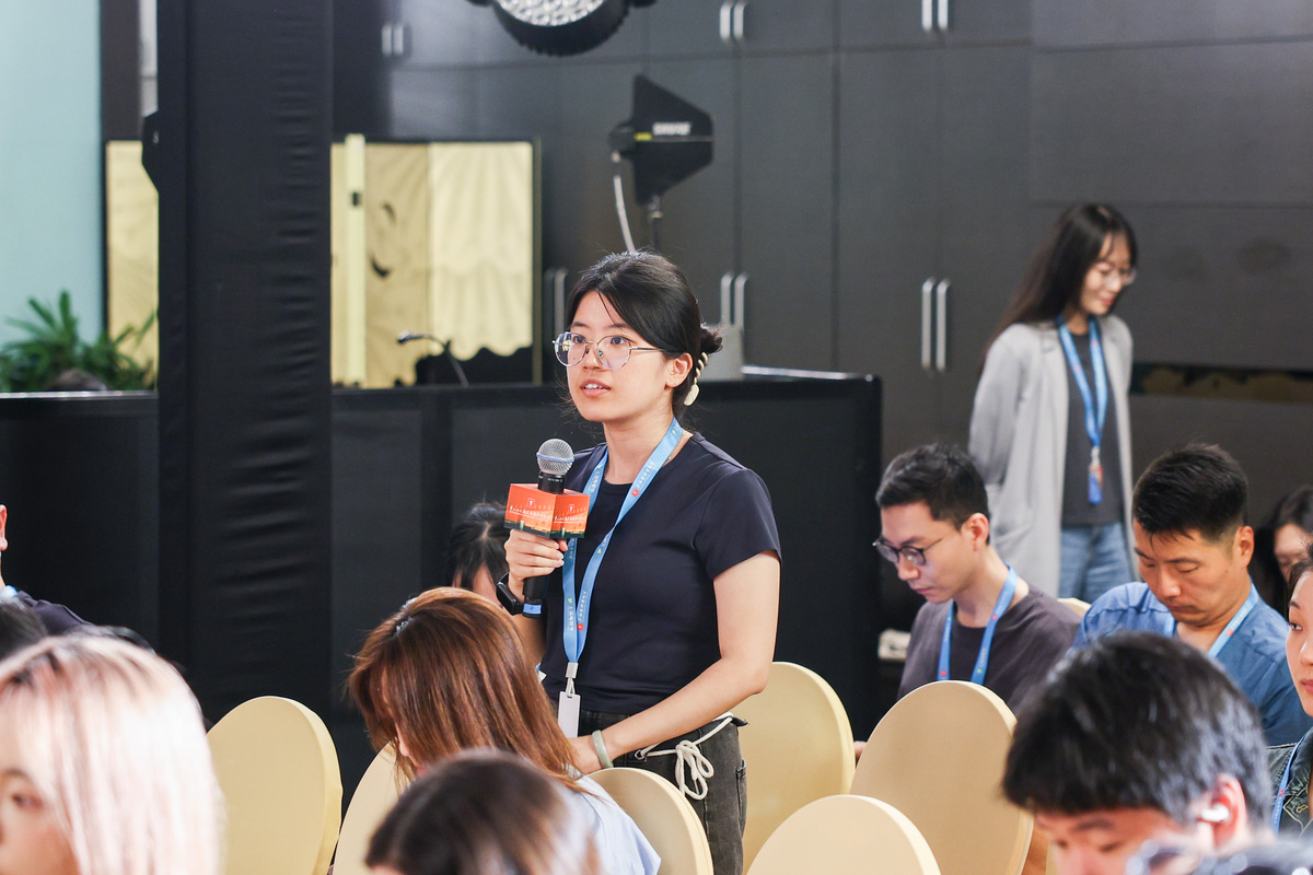 帮我写10个海外顾问的名单、任职单位及职位要有5个是大学教授艺术类学校不要选择全球排名100-150名之内的学校