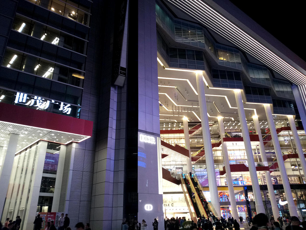 2018年10月26日,上海南京路步行街灯光璀璨,"金山角"(世贸广场,新世界