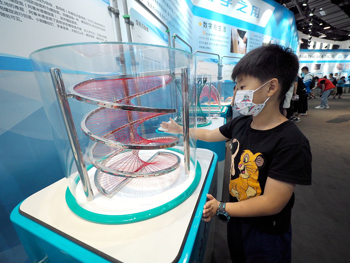 2021年9月12日,在北京科学中心,小朋友在"具象数学实验室"展厅内参观