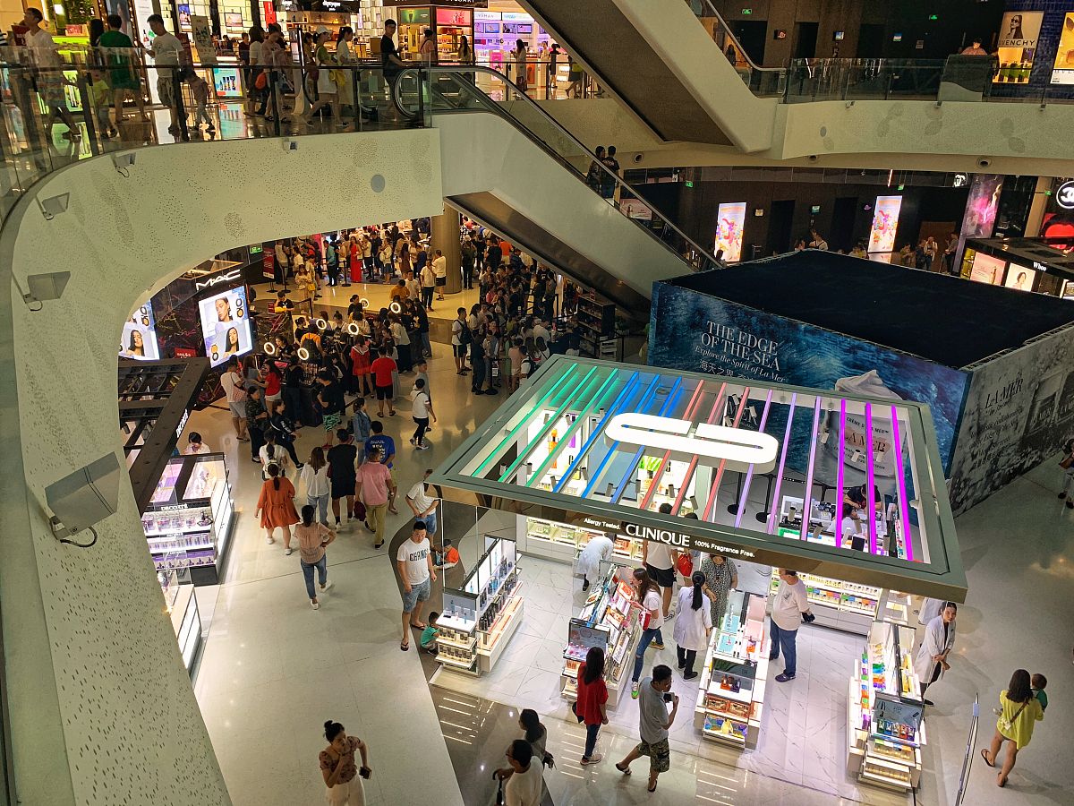 2019年11月1日,海南三亚免税店.