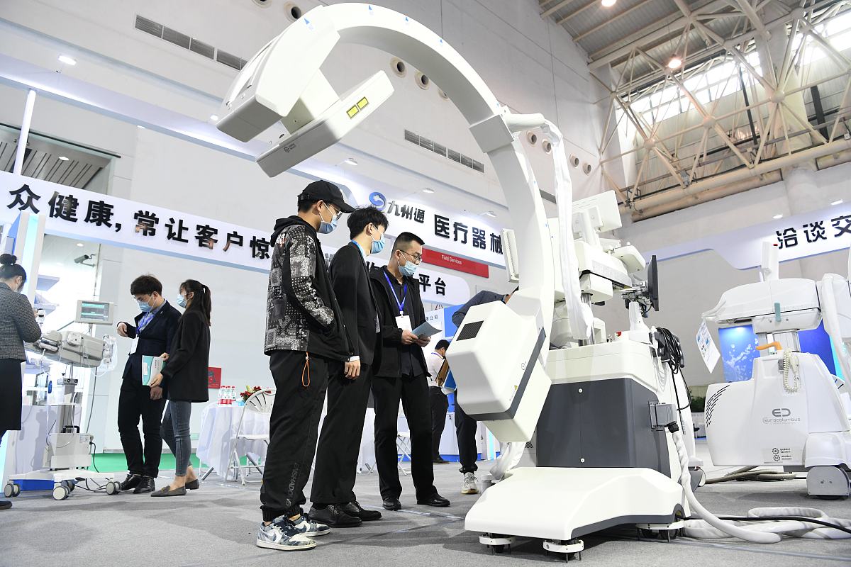 2021年4月8日,第三届世界大健康博览会在武汉国际博览中心开幕,市民在
