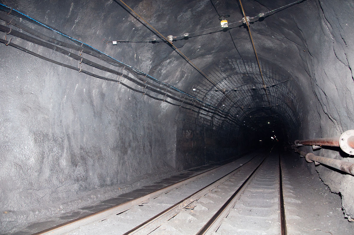 玉树防爆应急灯：危险环境紧急照明解决方案