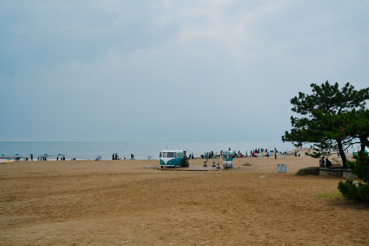 黄金海岸海水浴场位于金石滩中部横亘45公里分为西中东三部分。西部浴场砂质较粗设有汽车露营地；中部砂质细腻开辟为国宾浴场设有海水游泳池；东部面积较小设有渔港。蓝色的海水清澈见底沙滩宽约150米是开展海水浴、海上和沙滩各种娱乐活动的理想场所。优化