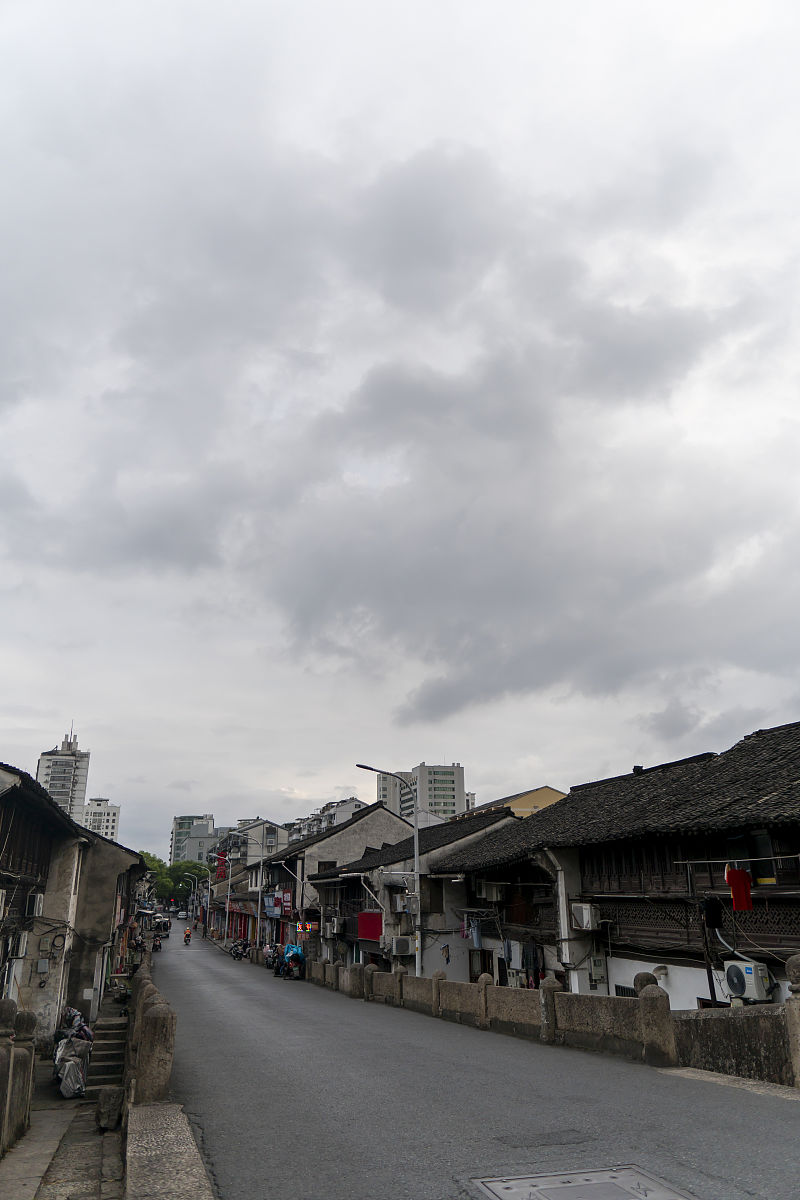 2021年7月22日,浙江绍兴,受台风"烟花"影响,清晨天空时而黑云压顶,时