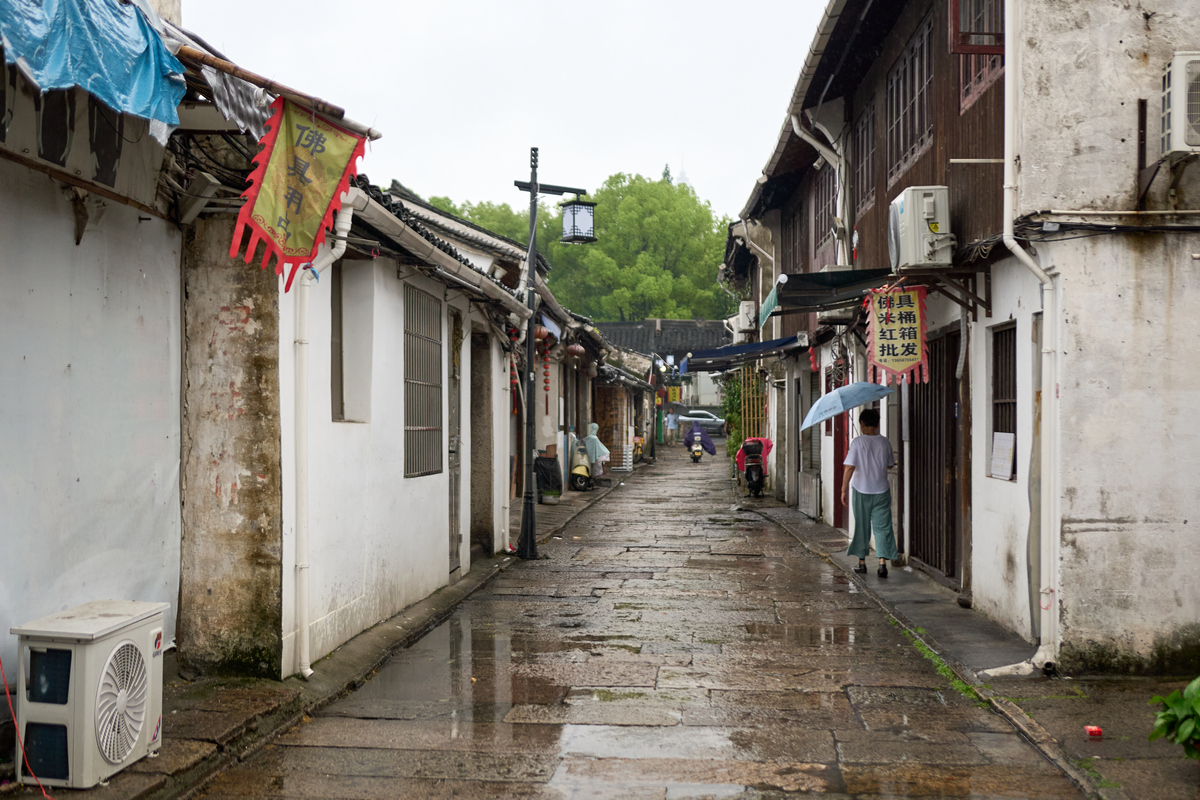 莒县古城微雨帮我写几句唯美画面