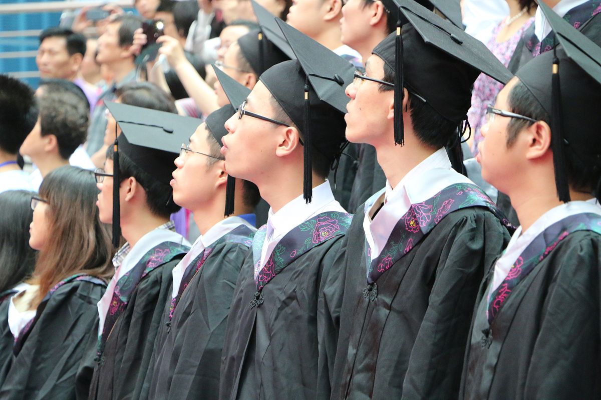 毕业典礼主持稿：致敬师长，祝福毕业生，开启人生新篇章