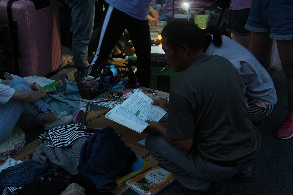 请帮我写1篇600字博客文章主题是：摆地摊赚钱吗