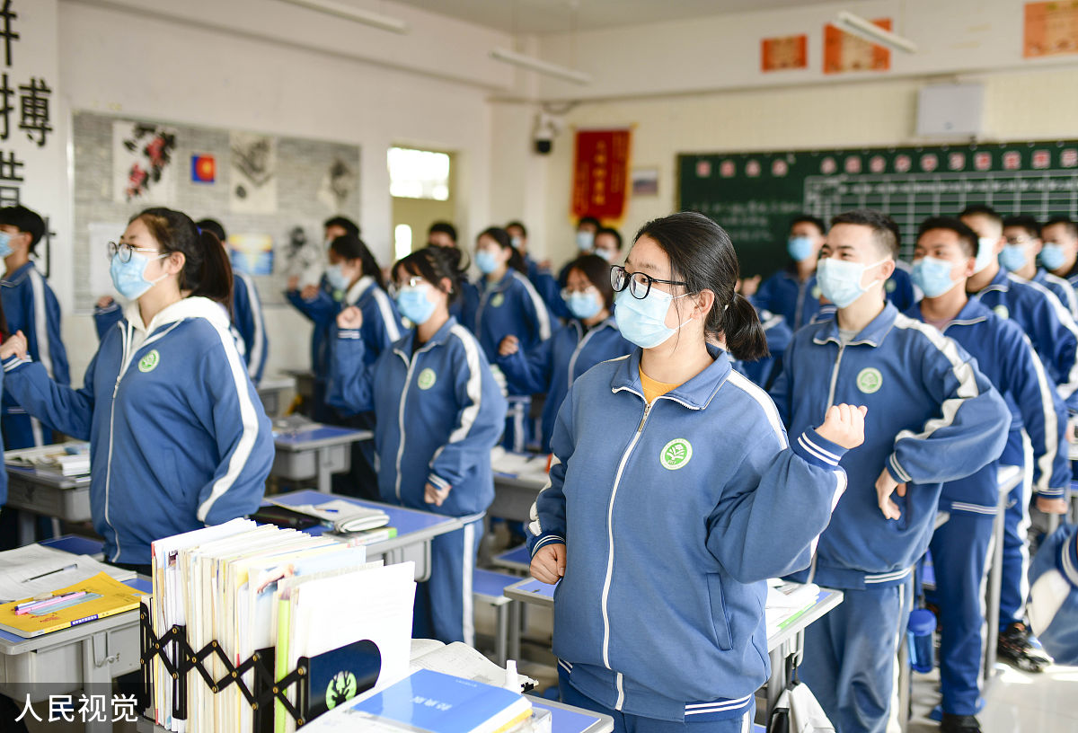 2020年4月7日,呼和浩特市第三十八中学高三(5班)学生在课间习练班级韵