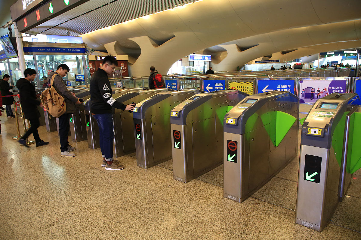 武汉城市轨道交通规划面临挑战：如何解决线网覆盖、换乘接驳和运营能力不足？