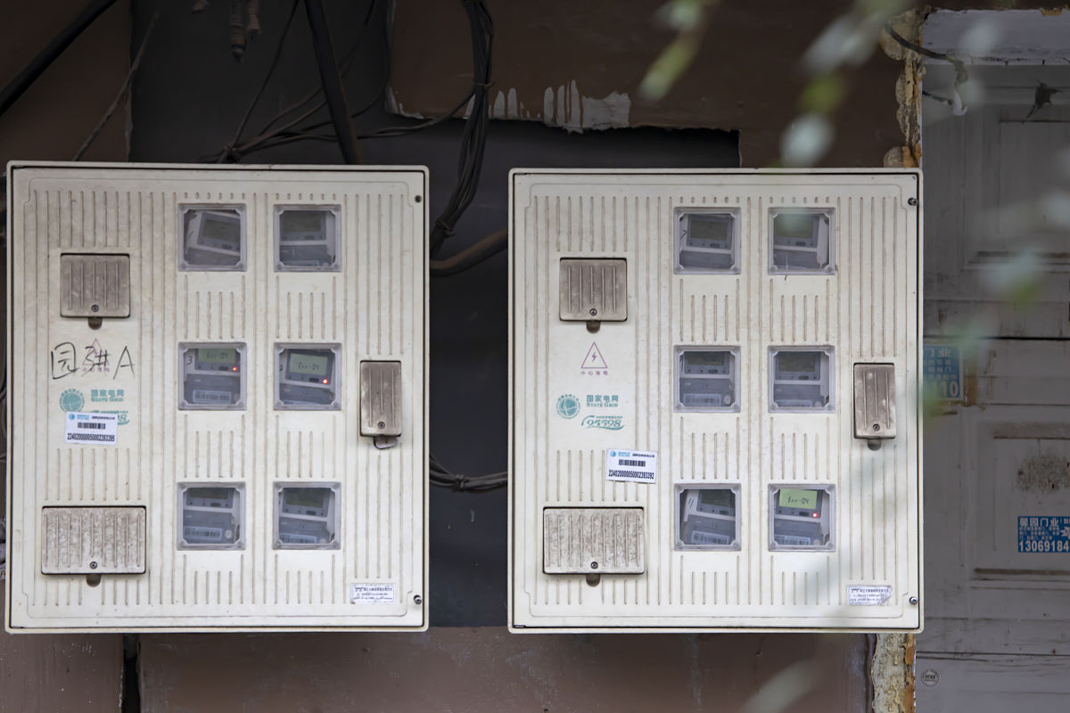 小柜子的容量参考信息如下：若只装单相表每台表尺寸135 210 65mm-小柜子最多可装6912台；若只装三相表每台表尺寸265 170 72mm-小柜子最多可装3888台；若只装CT表箱每台表尺寸330550140mm-小柜子最多可装450台；现有设备：单相表共500台； 三相表共2500台； CT表箱共800台问题：如果选两个小柜子第一个装满了CT表箱共450台。第二个柜子装其余350台C