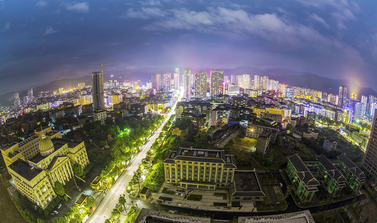 2015年09月27日,重庆,夜色阑珊下的南川城灯火辉煌.