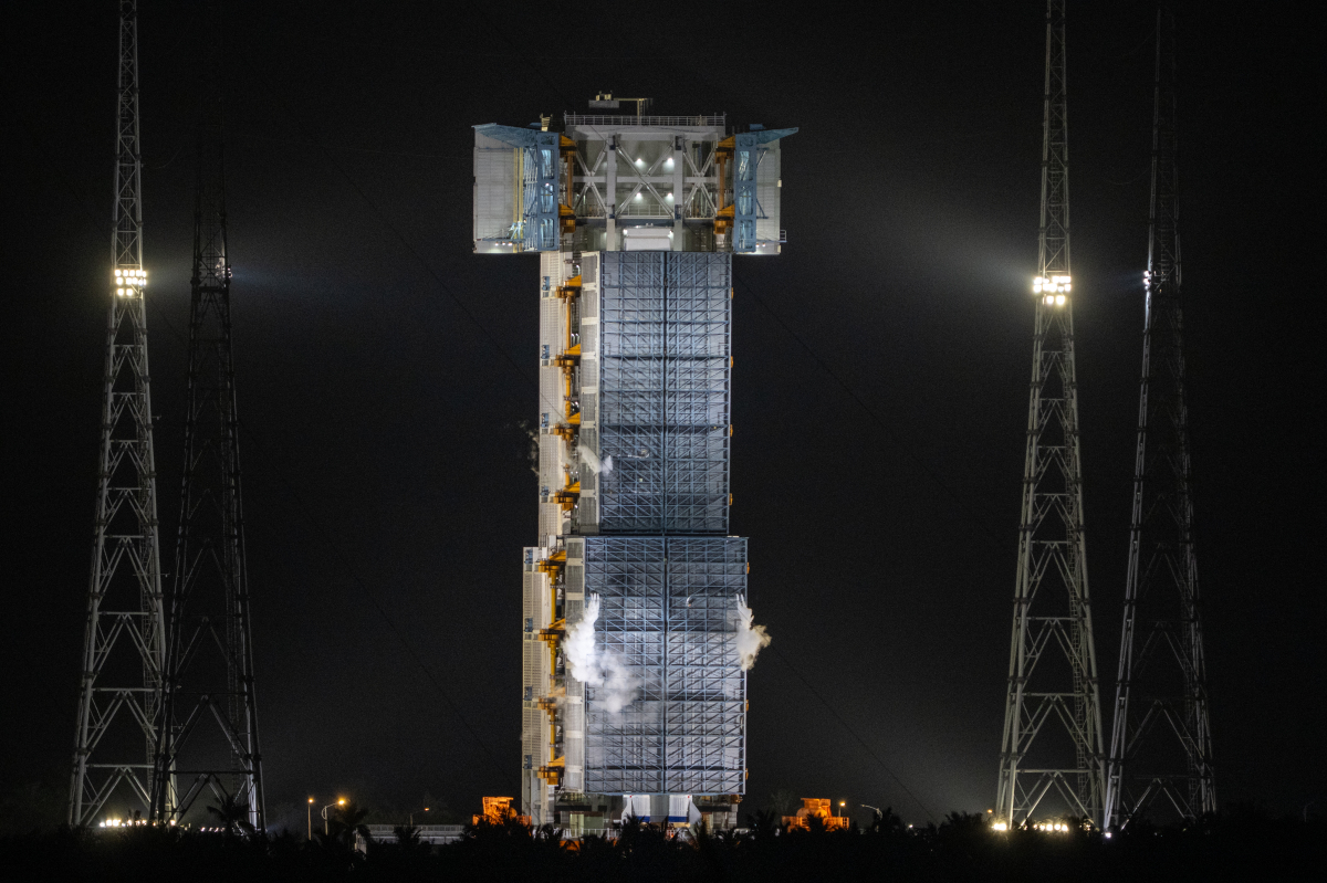 请给出航天器发射场发射相关的要求