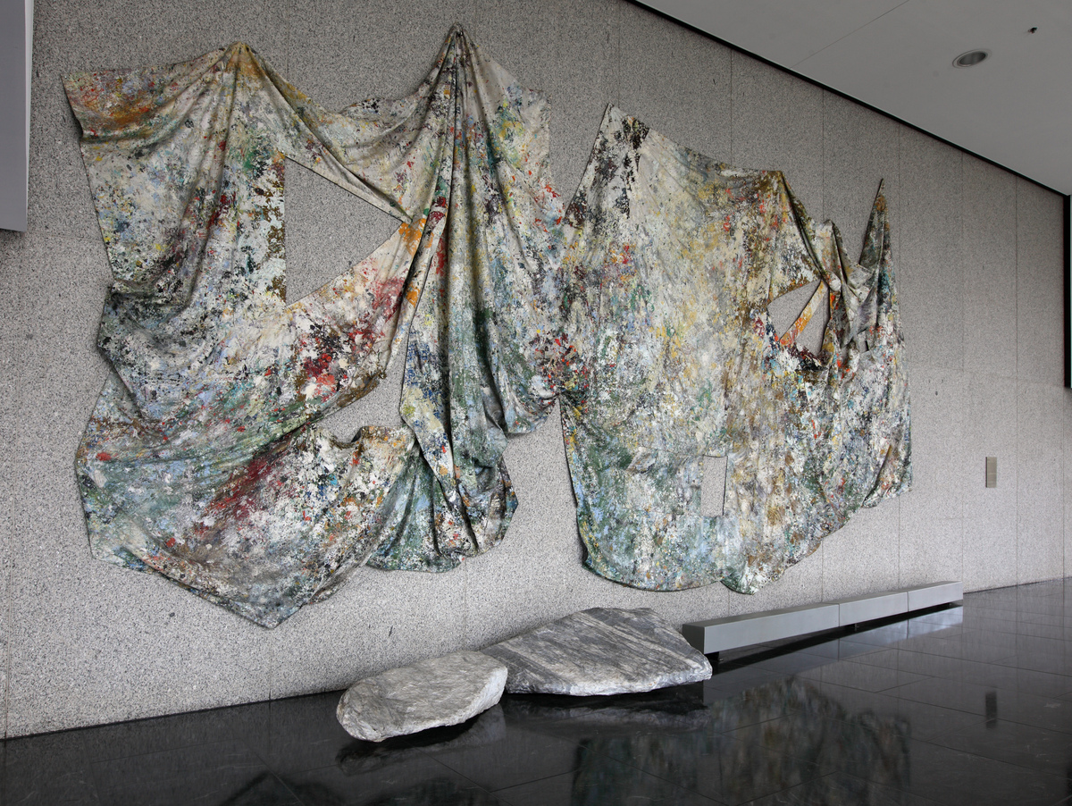 包括艺术家对艺术家探索的富有表现力的形式和材料以及主题、概念和主题。