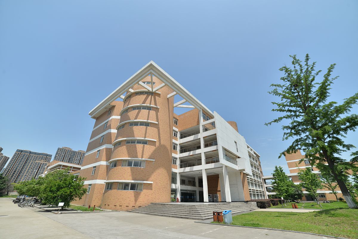 2015年05月13日,江苏省常州市,常州工学院院士楼.