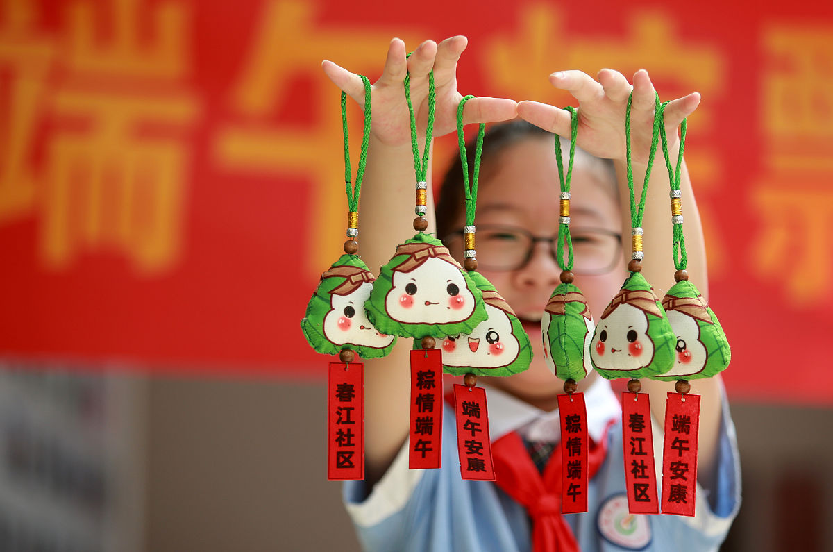 哈哈公司欢庆端午：包香囊、编五彩手链，传承文化，增进友谊