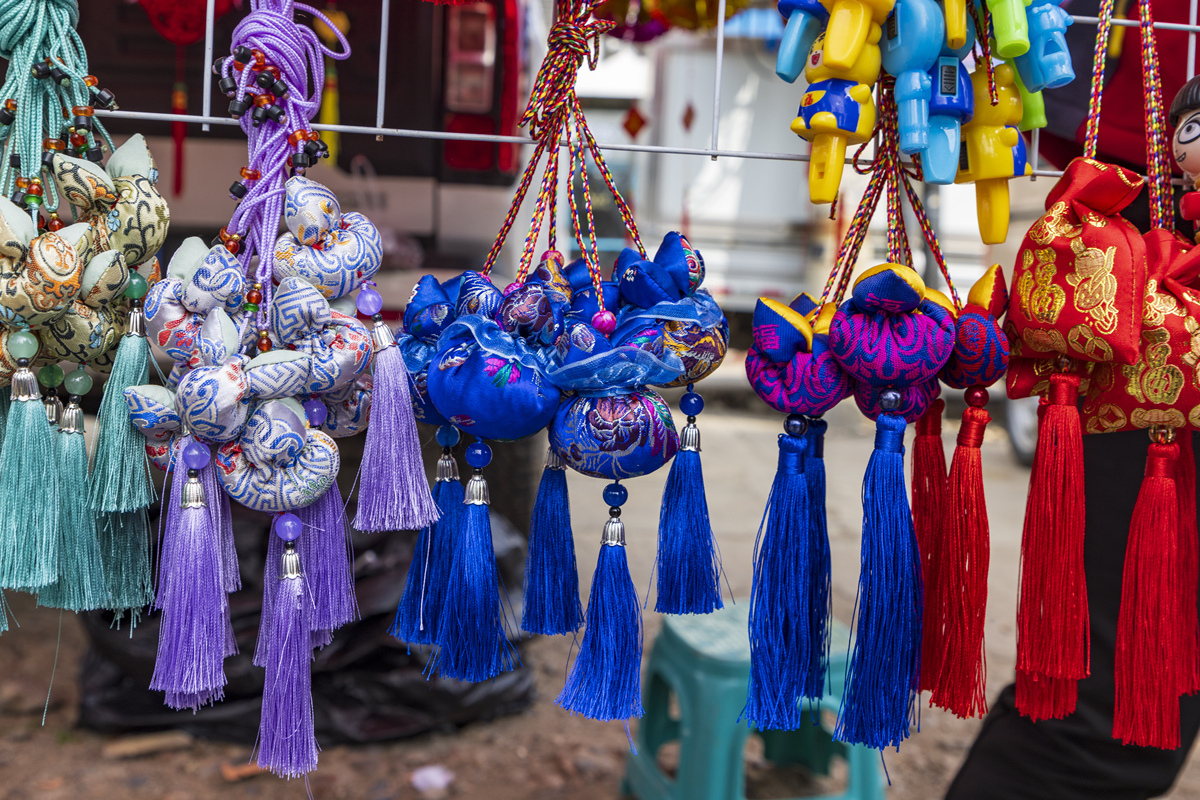 请扩写以下内容：为庆祝2023年端午节哈哈公司内部举办了一场活动活动的主要内容包括包香囊、编织五彩手链等。