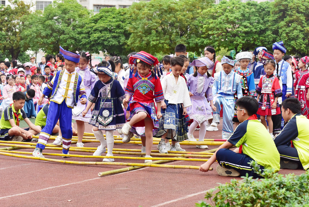 2026年4月15日,在广西贺州市八步区龙山<strong>小学</strong>,学生们在