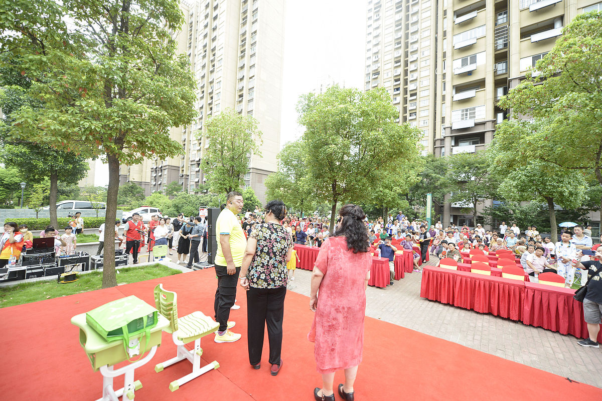 格式不变 扩写到250字左右7月20日街道党工委书记施建飞率队到阳坪社区庆福时代广场小区了解物业管理情况现场听取了物业负责人关于庆福时代广场小区基本情况汇报。建飞书记强调物业服务企业要合法有序衔接好新旧物业的更替确保小区物业服务的顺利过渡；要加强物业从业人员关于物业法规、政策、业务知识和服务技巧等方面的培训不断提高物业的服务质量；要以接诉即办工作为依托坚持问题导向加强沟通协调切实提高服务群众水平。