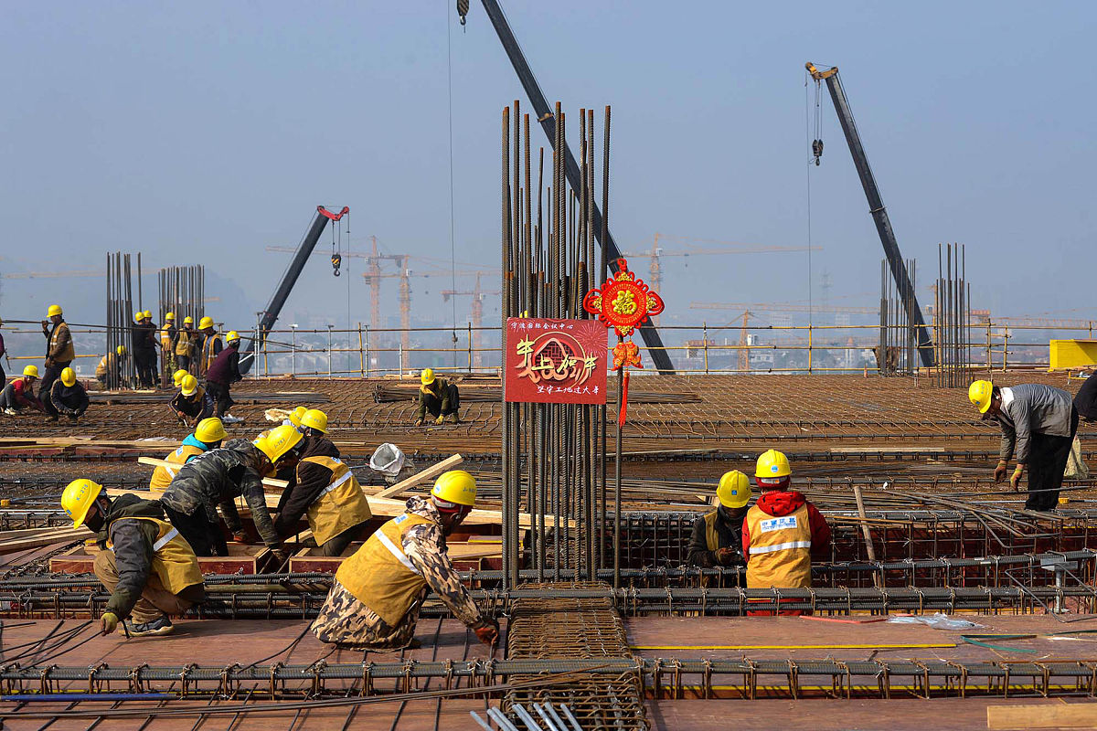 2021年2月7日,悬挂在浙江省宁波国际会议中心项目工地的年味"福"字.