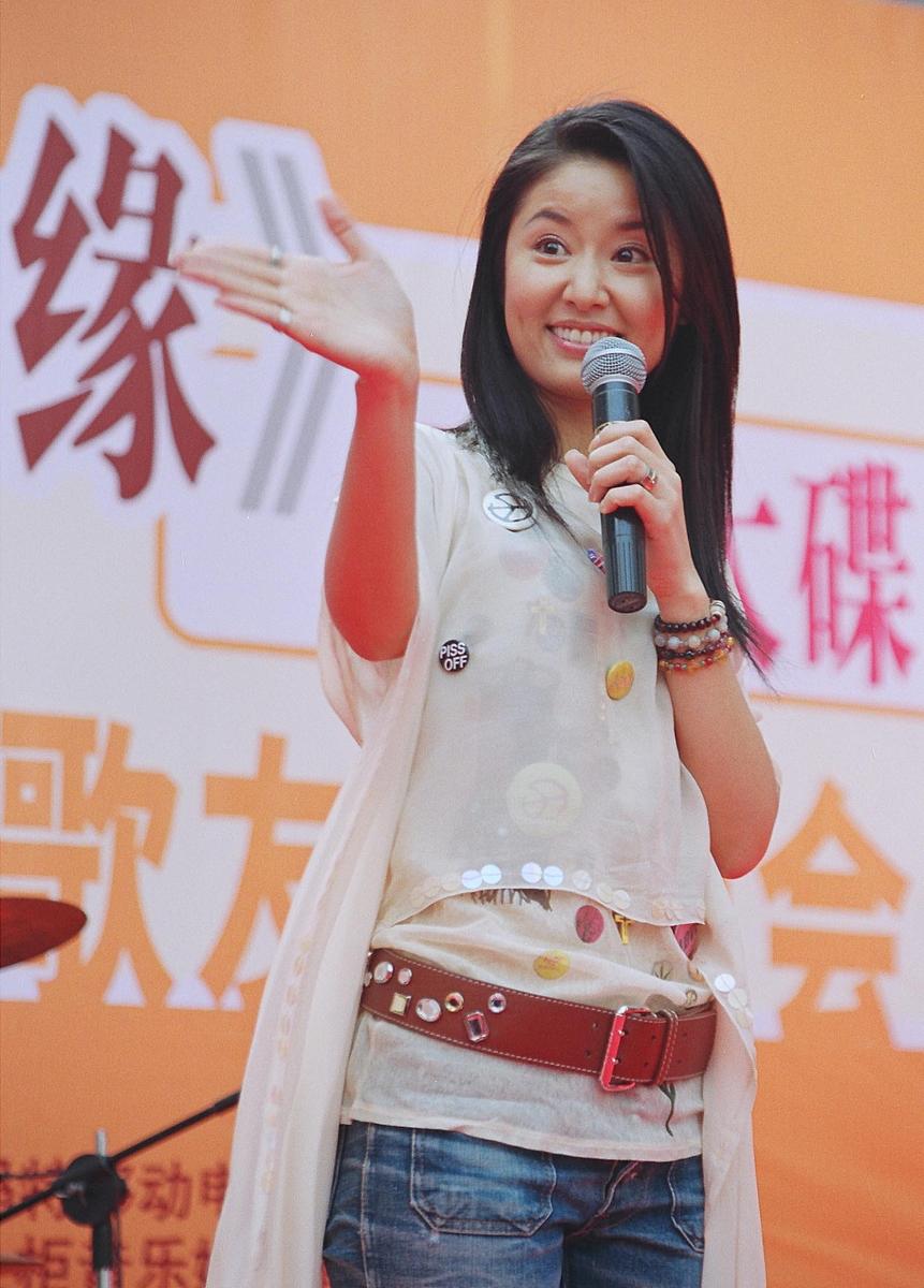 2004年4月17日下午,台湾女歌星林心如第一次来大连举行歌迷见面会.林
