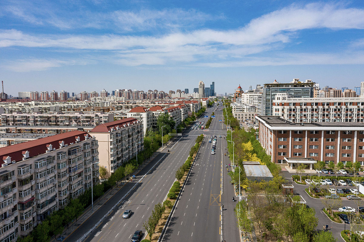 2021年4月13日,天津,航拍蓝天白云下的城市风光.