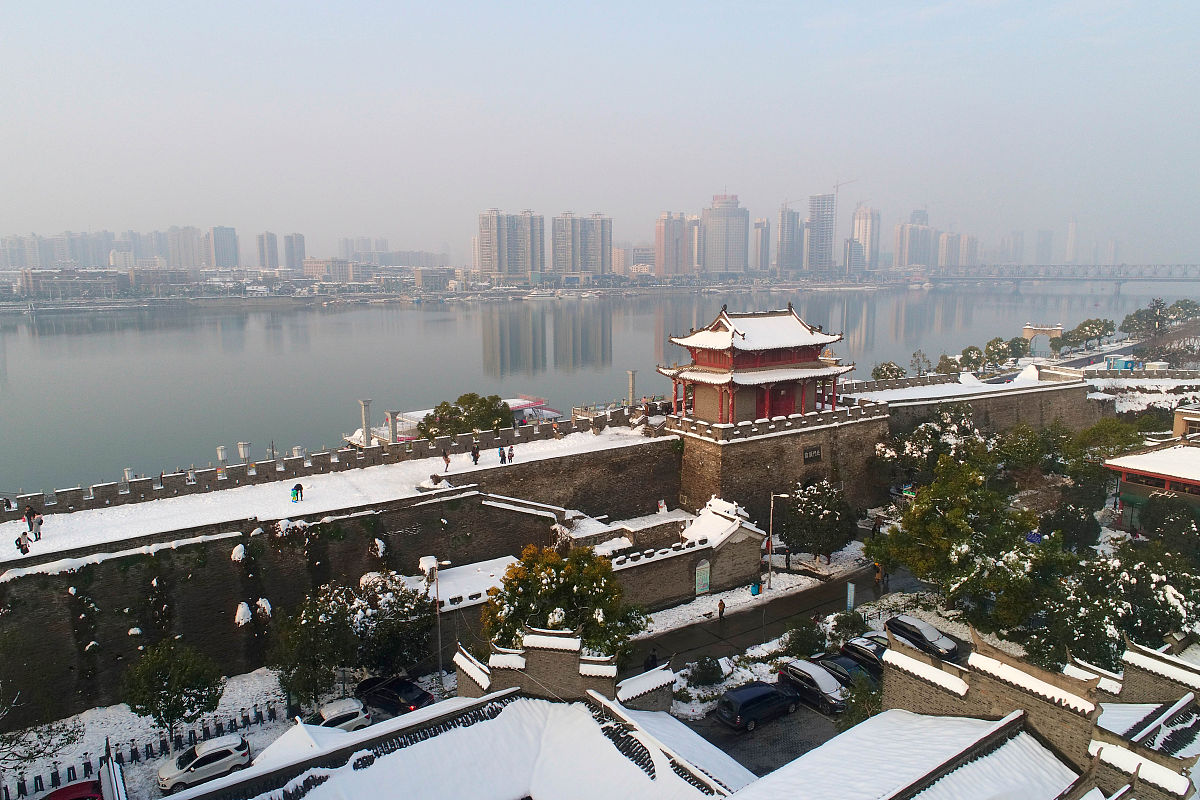2018年1月7日,湖北襄阳,雪后初晴,人们纷纷来到古城墙上拍照游玩.