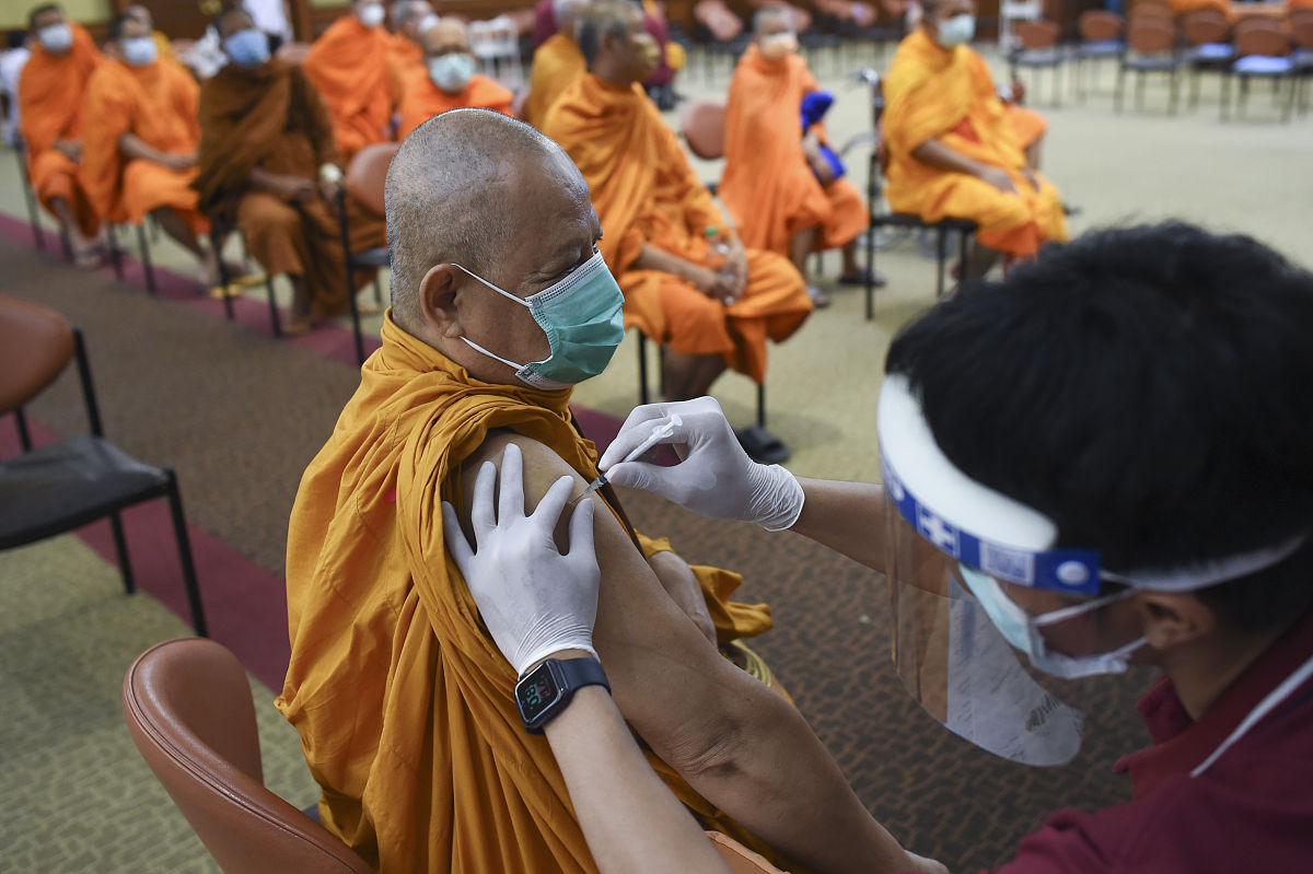 当地时间2021年5月18日,泰国首都曼谷,僧侣接种中国新冠疫苗.a thai b