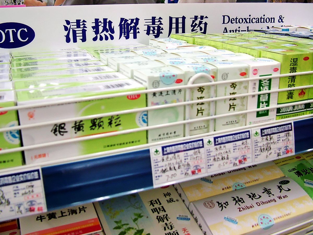 一名医生成年人发烧到381℃有什么办法退烧吗？生活方面该注意啥？你还有什么建议？