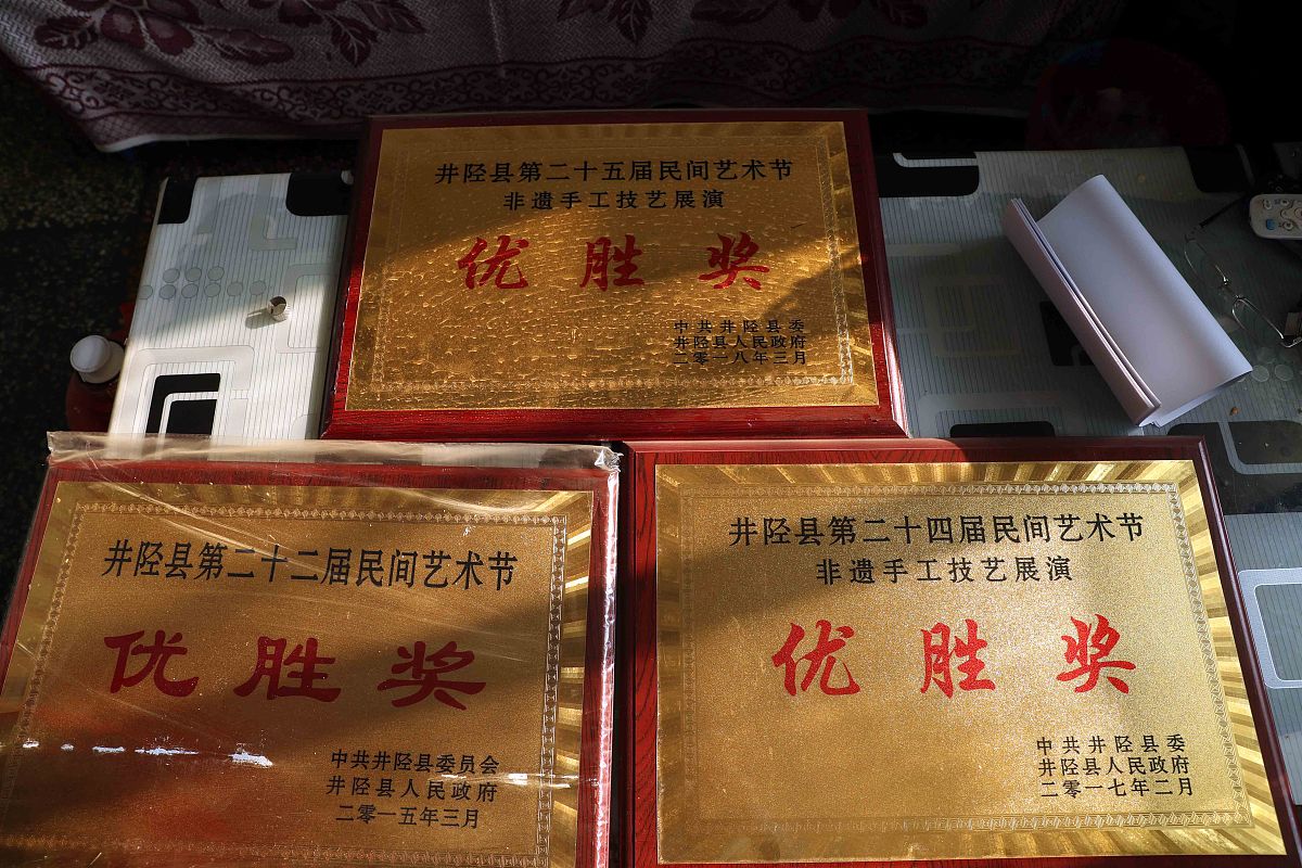 2019年1月2日,在河北井陉县微水村,杜密清正在家中整理她的刺绣作品,