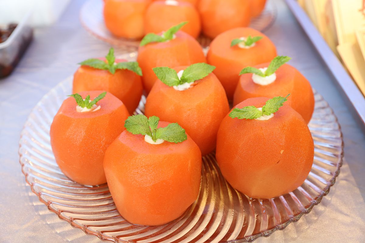 2021年6月24日,江苏徐州,牛蒡文化美食节上的各种美食.