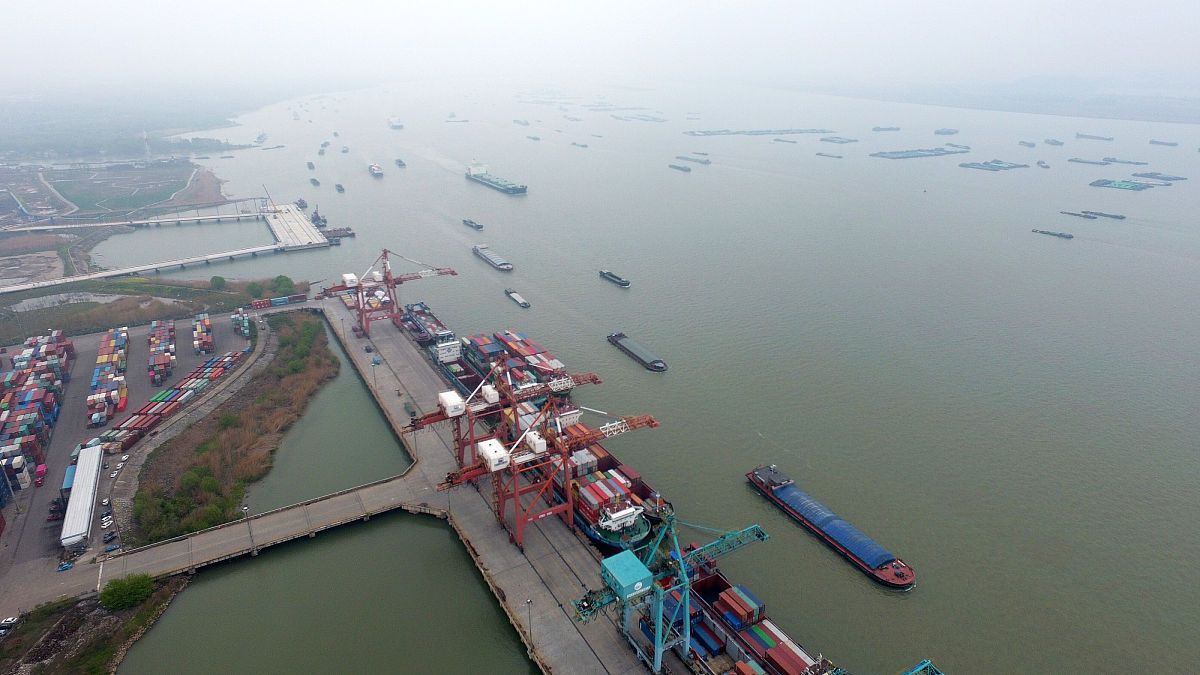 镇江港昔日是历代潜运中心和通商口岸现在是长江下游重要的水水、水陆联运的中转港口。从货种结构看港口吞吐量主要以煤炭、金属矿石、矿建材料、非金属矿石等货种为主。2014年镇江港完成货物吞吐量141亿吨其中外贸货物23133万吨集装箱375万标准箱。这句话降重