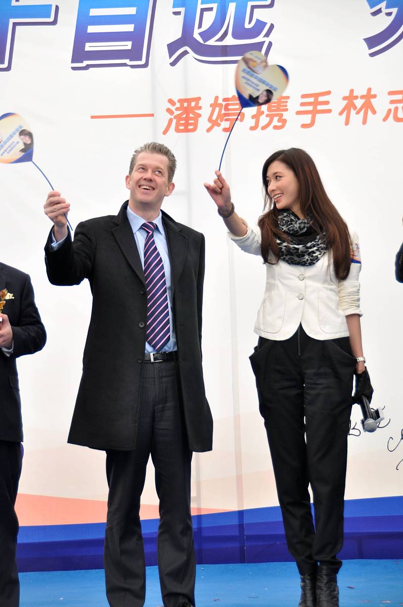 2011年1月15日,林志玲一早来到上海西郊百联购物中心露天广场,为代言