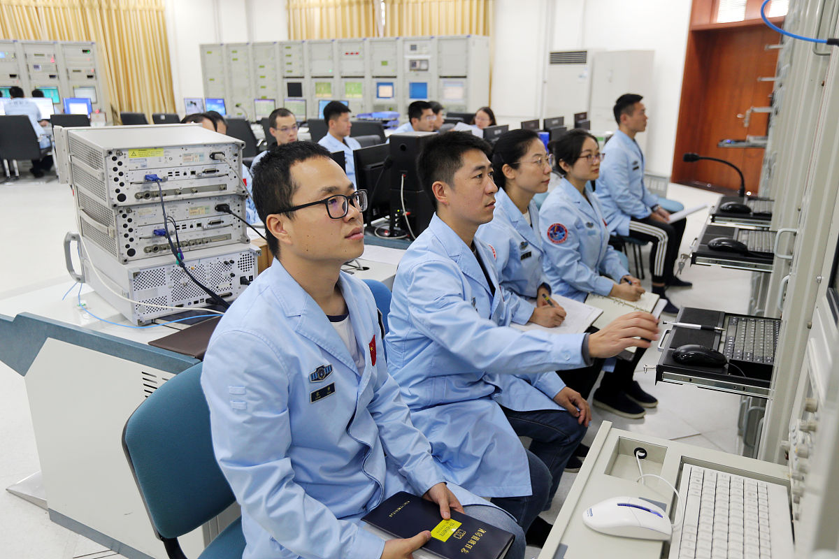 集团机务专业教师培训院校代表曾明华老师小组代表杨明老师分别发言结合近几天的学习内容联系院校实际情况与来自西南航院、青岛航院、宿州航院的专业课教师们探讨交流帮我扩展以上内容使得内容更加丰富逻辑合理语言通畅。…写一个新闻简报