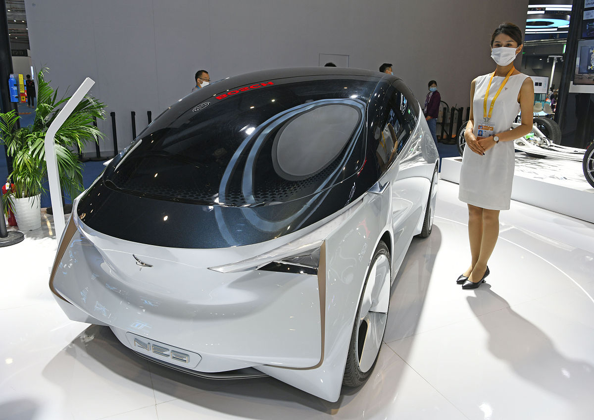 2020年11月7日,第三届中国国际进口博览会展示各类新款汽车.